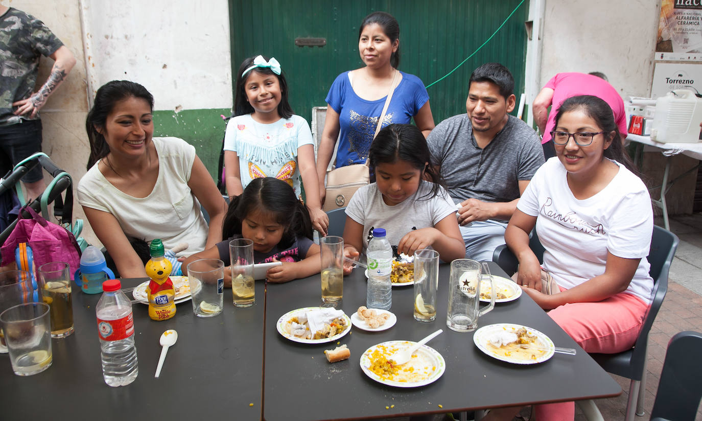 Reparto de paella, en las fiestas del barrio de El Carmen.