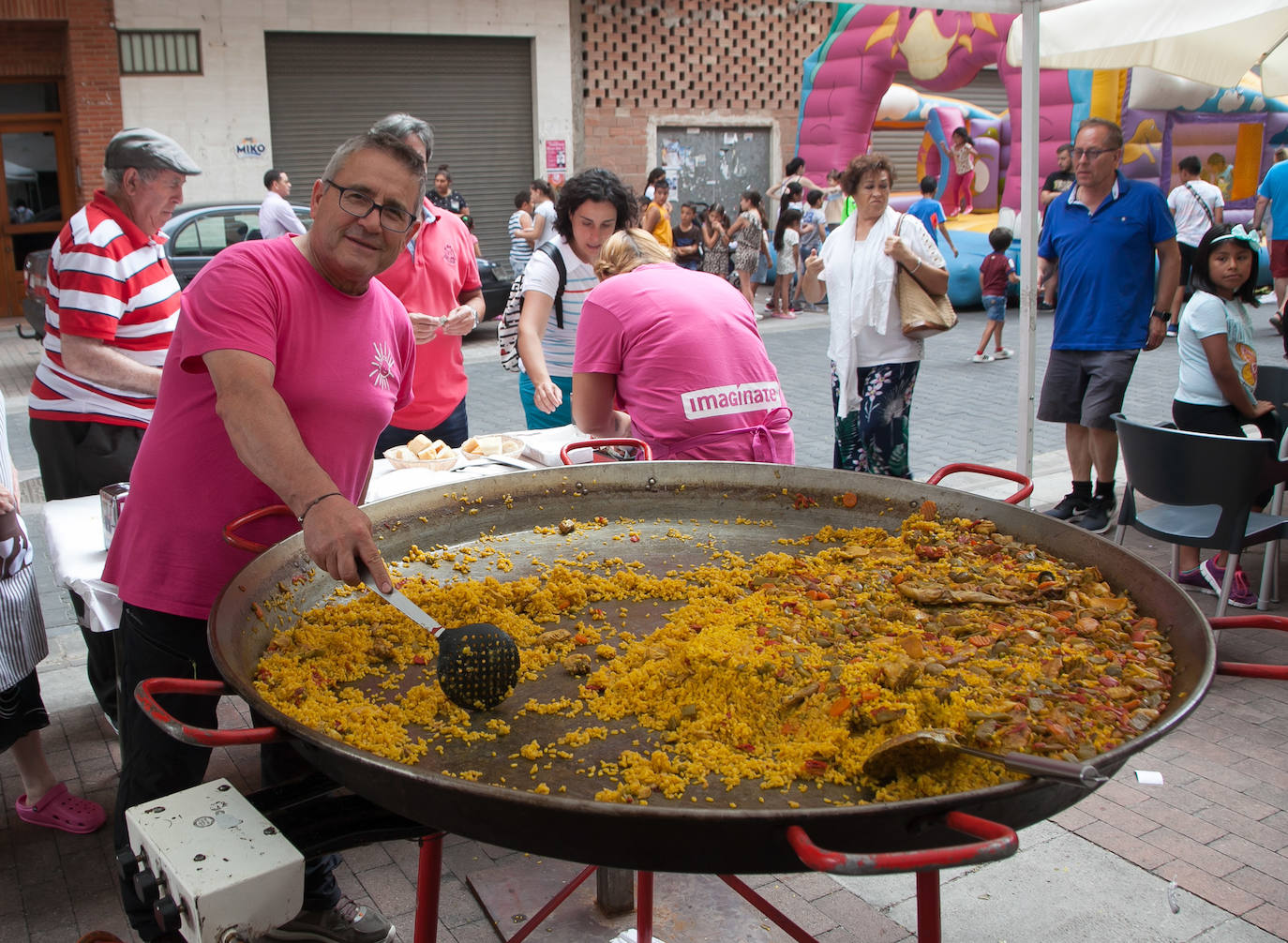 Reparto de paella, en las fiestas del barrio de El Carmen.