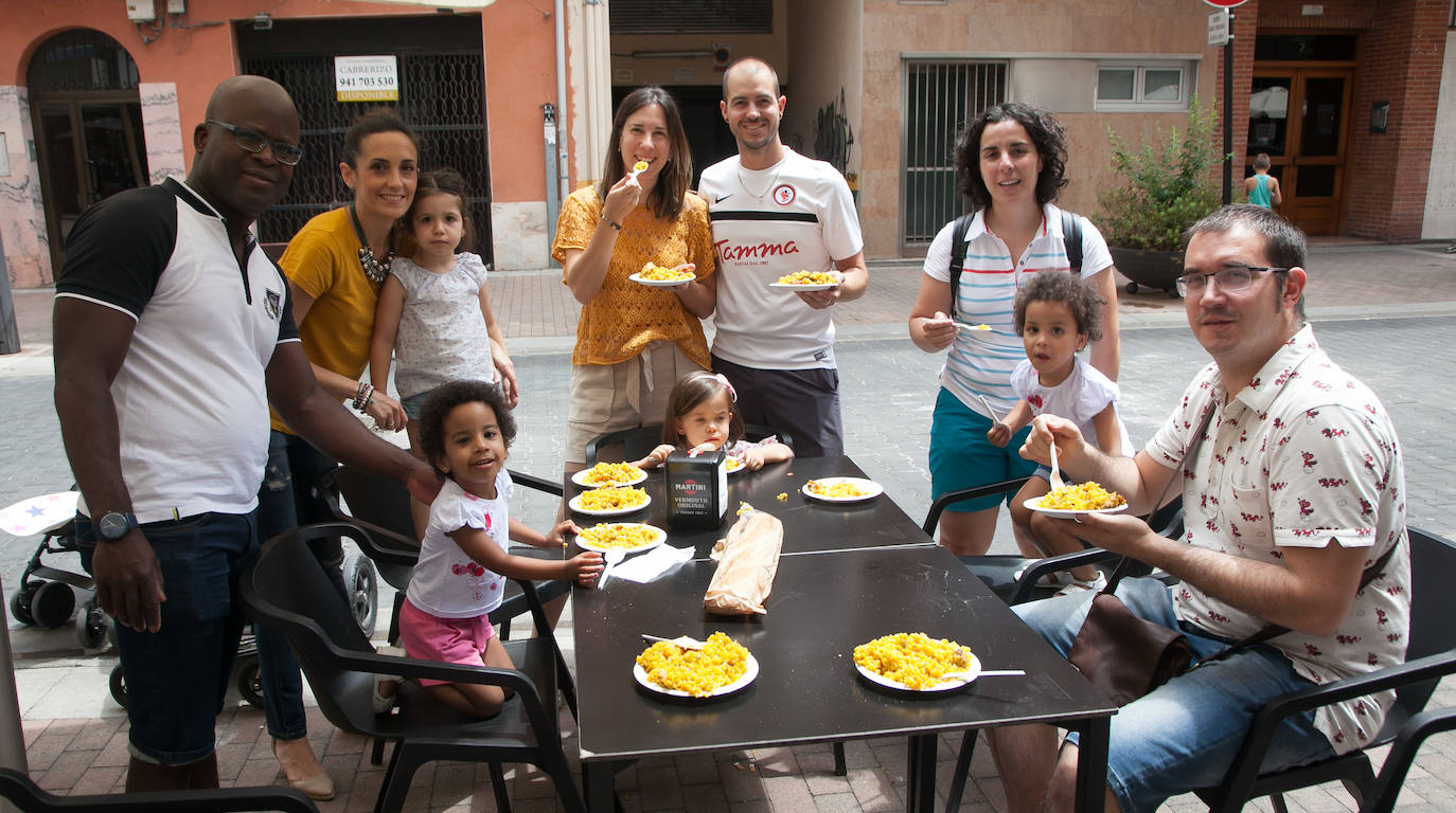 Reparto de paella, en las fiestas del barrio de El Carmen.