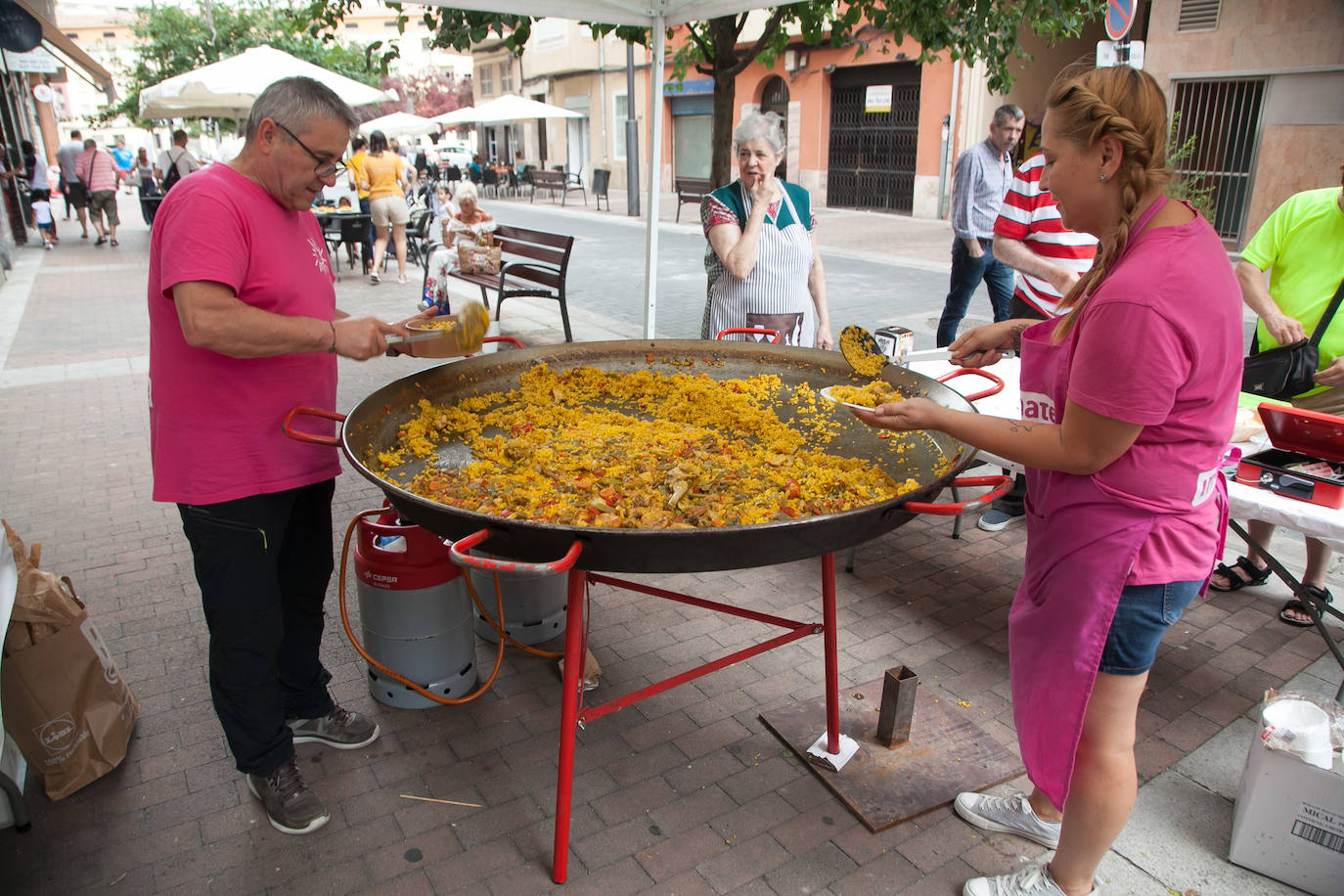 Reparto de paella, en las fiestas del barrio de El Carmen.