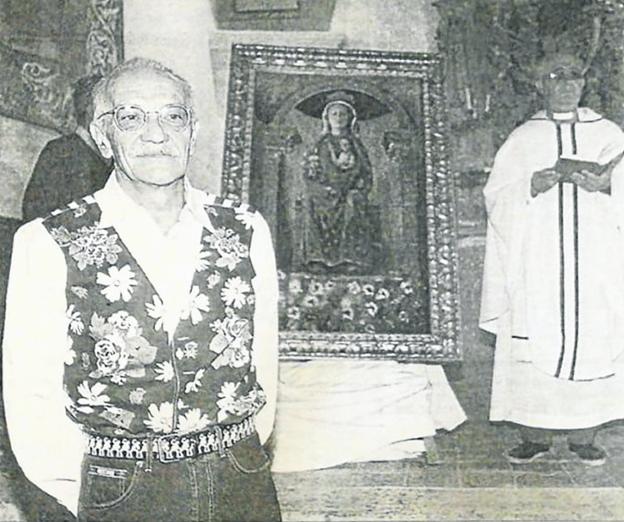 Erik 'el Belga' posa junto a la reproducción de la Virgen de Villavieja que regaló a Nalda