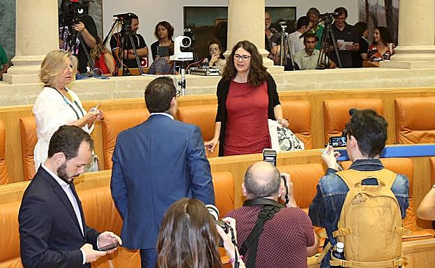 Los medios captan la llegada de Romero a su escaño.