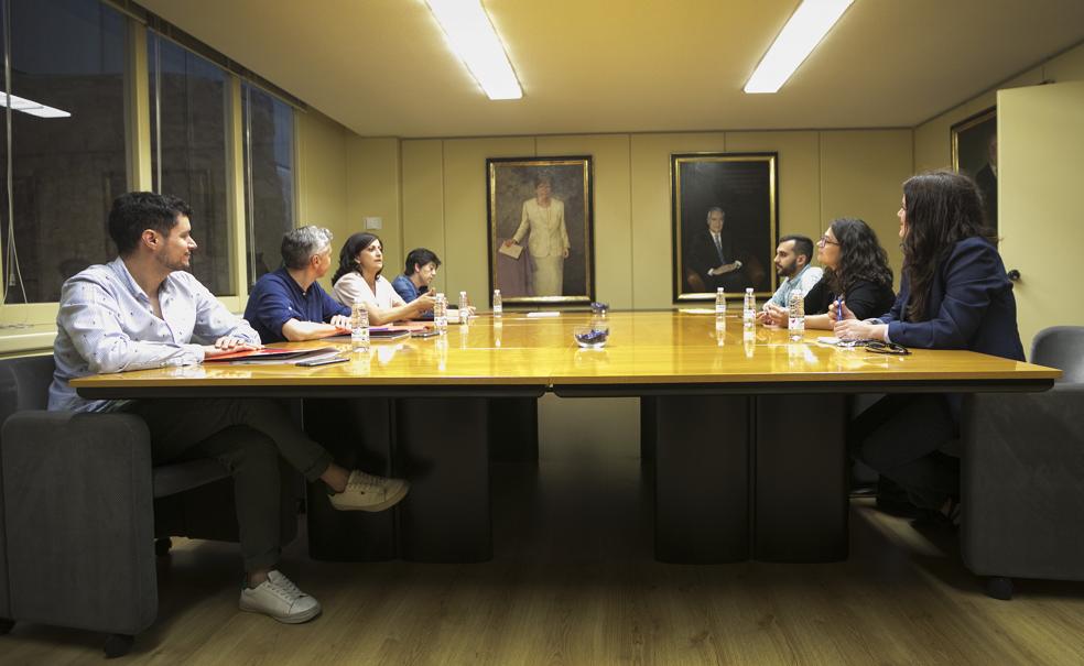 Las asistentes a la reunión, minutos antes de empezar a hablar.