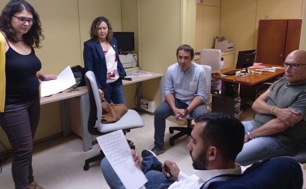 Romero y su equipo,. preparando su intervención de esta mañana