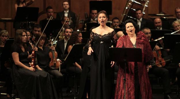 Montserrat Martí, con su madre Montserrat Caballé, en un concierto en Oviedo en el año 2013.