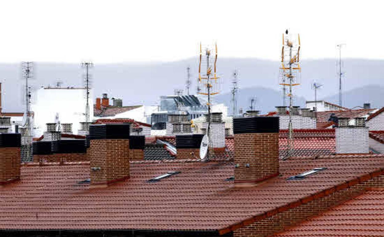 Antenas de television en los tejados de unas viviendas.