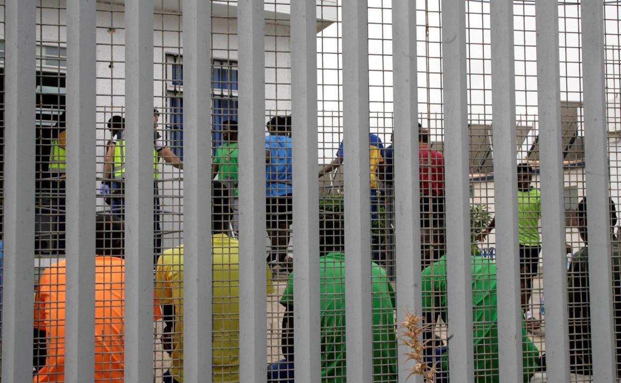 Un grupo de inmigrantes, que consiguieron saltar este viernes el vallado, son atendidos en el centro de internamiento temporal de Melilla.