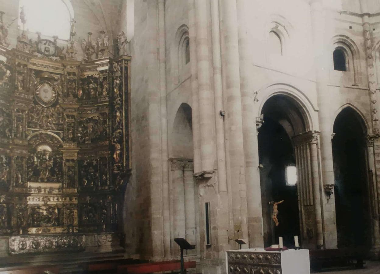 El retablo, ya en la capilla del Cristo, y a su derecha, la girola, aún sin restaurar. 