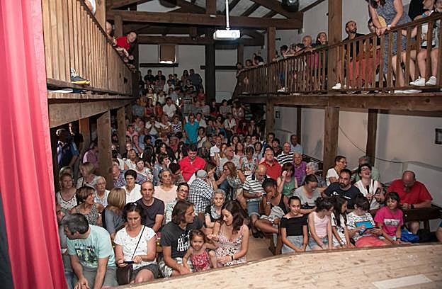 Los espectadores llenan el teatro en la tarde de ayer, momentos antes de la primera función del Festival Canales Demanda Teatro. 