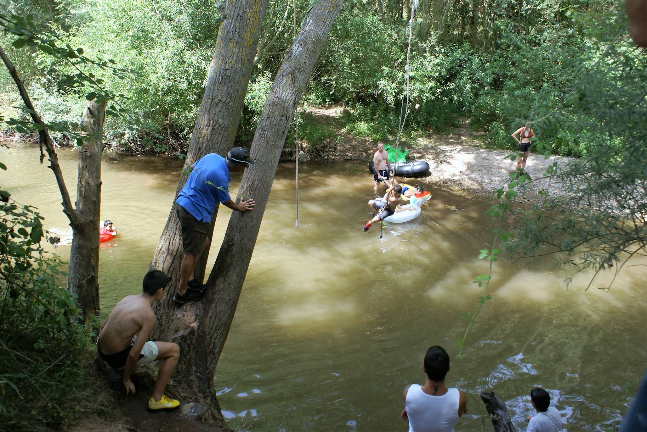 Fotos: Más de 200 najerinos bajaron ayer por el Najerilla en colchonetas, flotadores o a pie