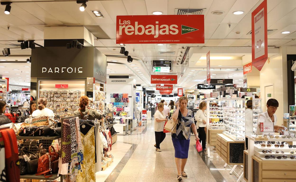 Compras en un centro comercial.