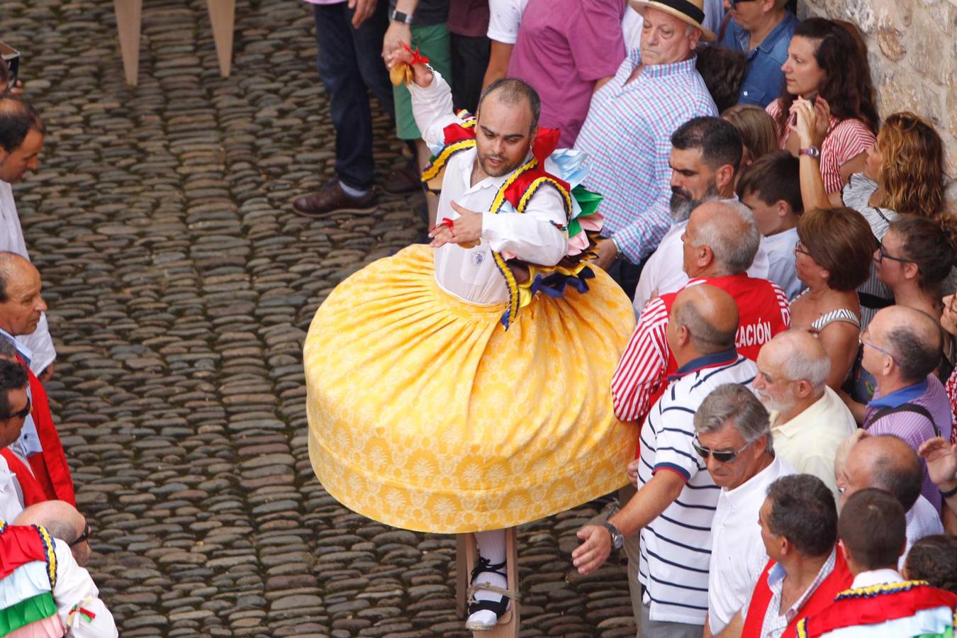 Fotos: Los danzadores de Anguiano descienden por la cuesta