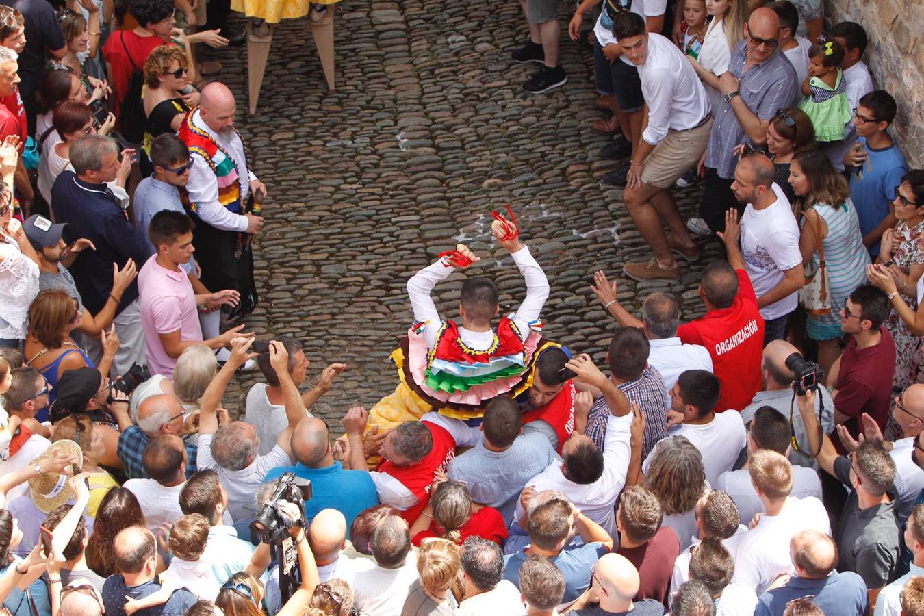 Fotos: Los danzadores de Anguiano descienden por la cuesta