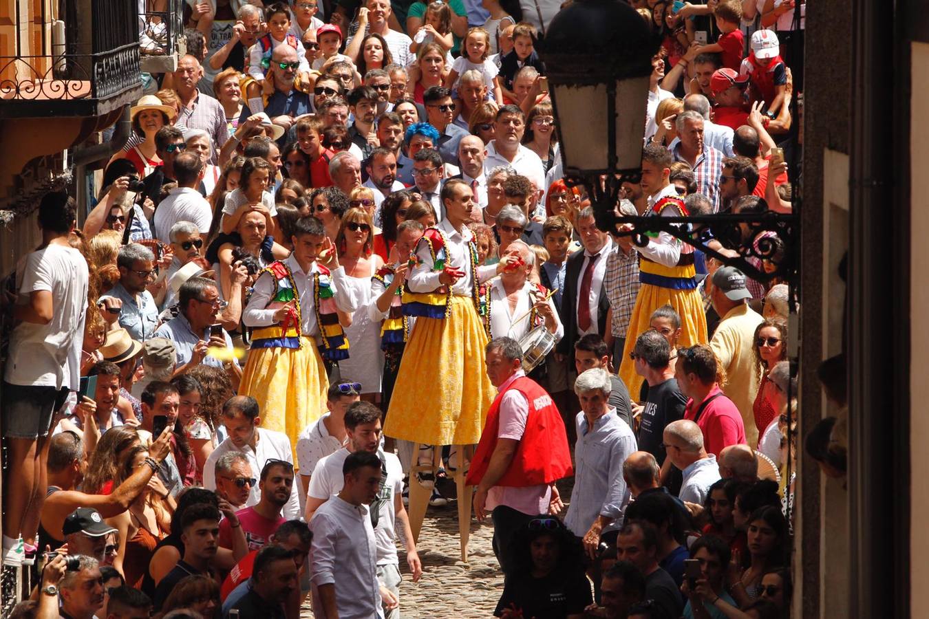 Fotos: Los danzadores de Anguiano descienden por la cuesta