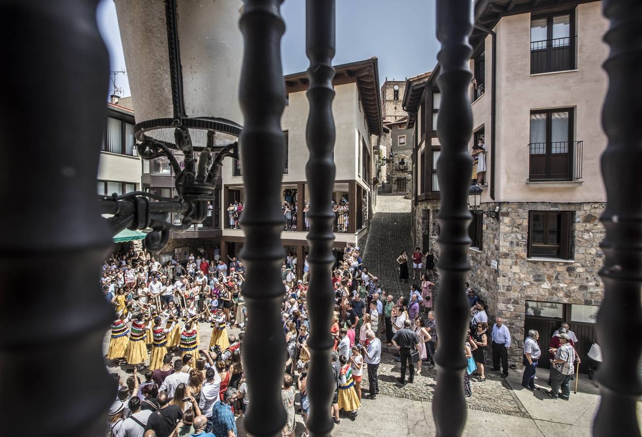 Fotos: Los danzadores de Anguiano descienden por la cuesta
