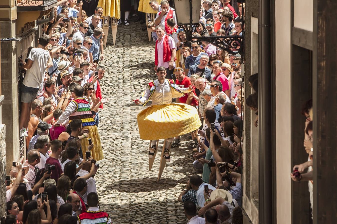 Fotos: Los danzadores de Anguiano descienden por la cuesta