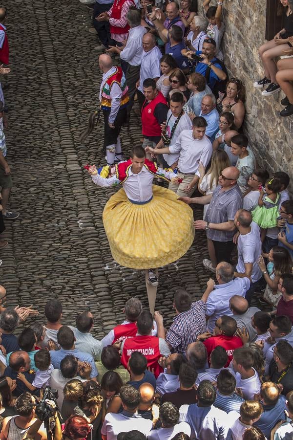 Fotos: Los danzadores de Anguiano descienden por la cuesta