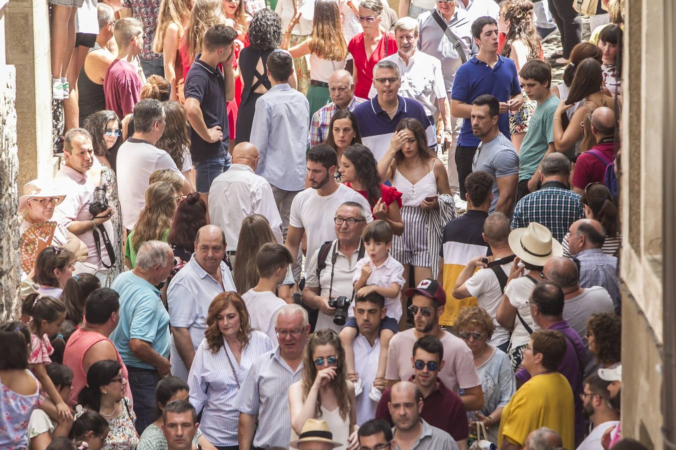 Fotos: Los danzadores de Anguiano descienden por la cuesta