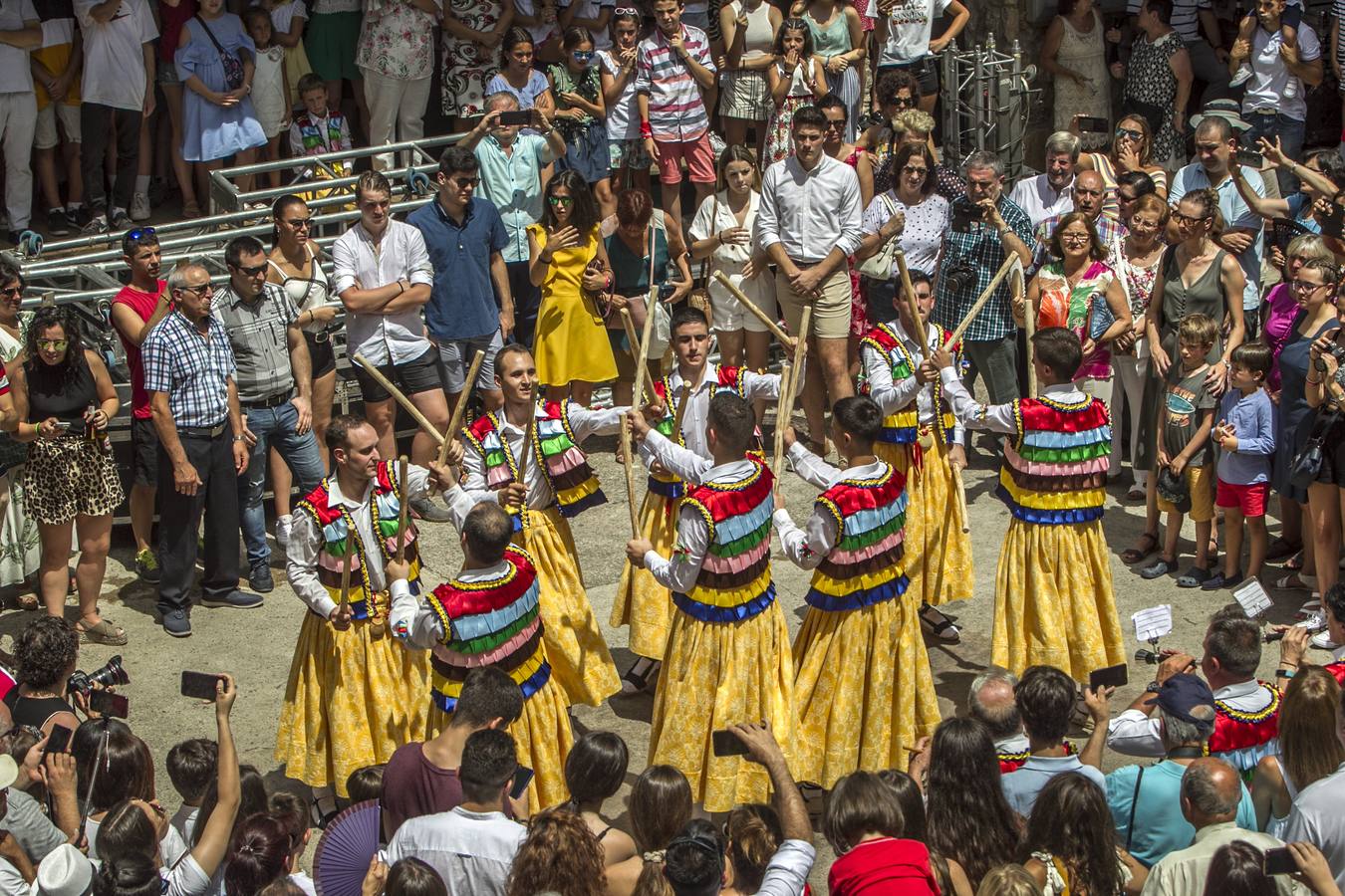 Fotos: Los danzadores de Anguiano descienden por la cuesta