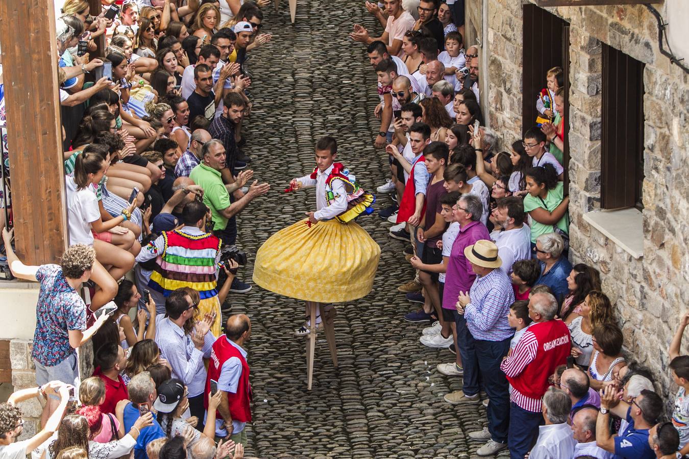 Fotos: Los danzadores de Anguiano descienden por la cuesta
