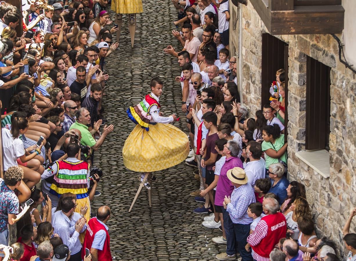 Fotos: Los danzadores de Anguiano descienden por la cuesta