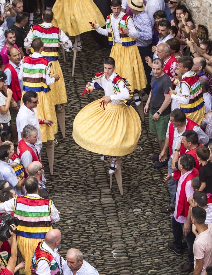 Fotos: Los danzadores de Anguiano descienden por la cuesta