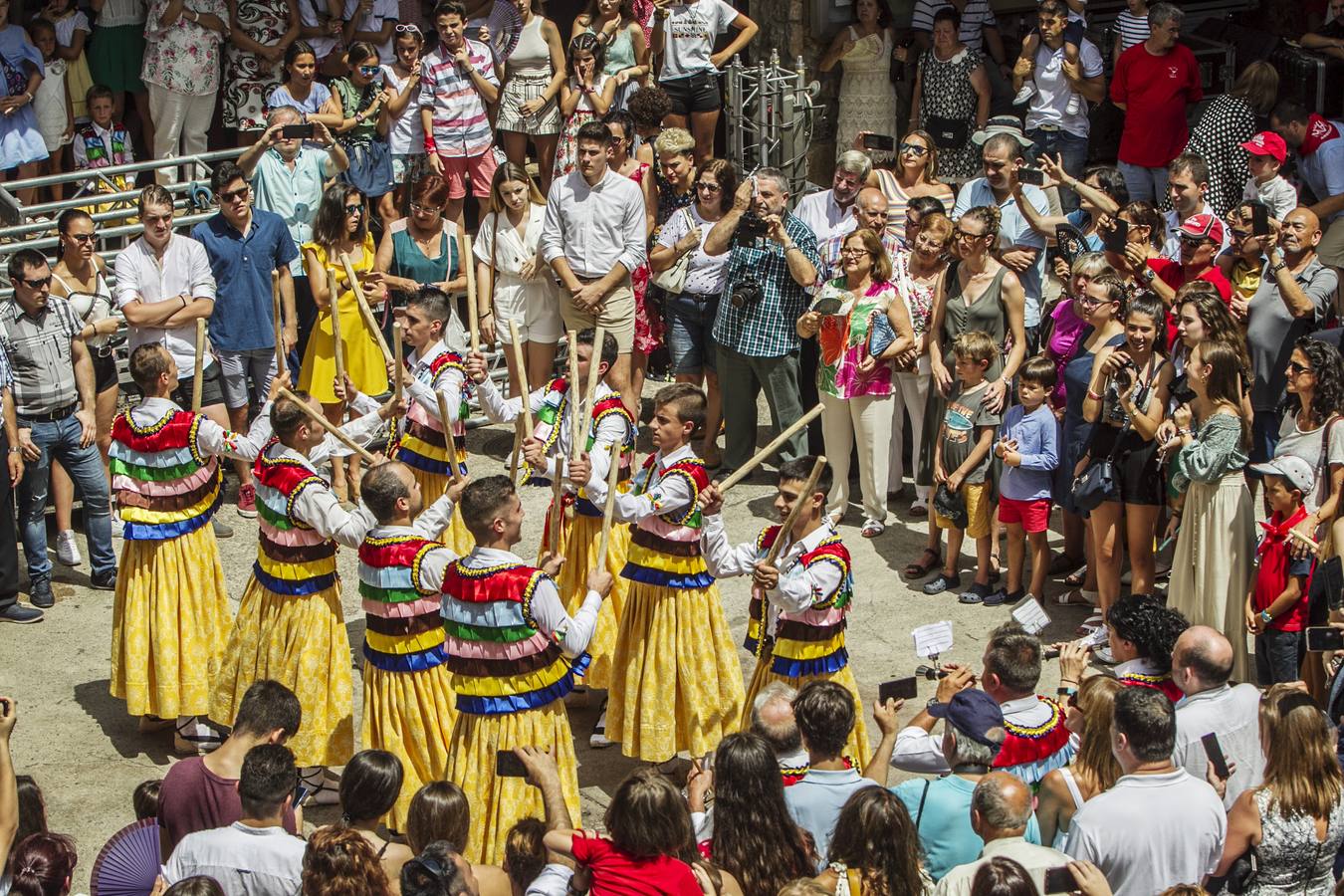 Fotos: Los danzadores de Anguiano descienden por la cuesta