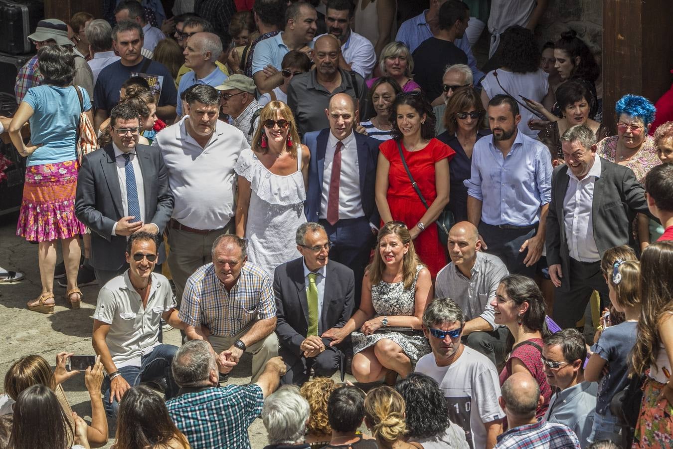 Fotos: Los danzadores de Anguiano descienden por la cuesta