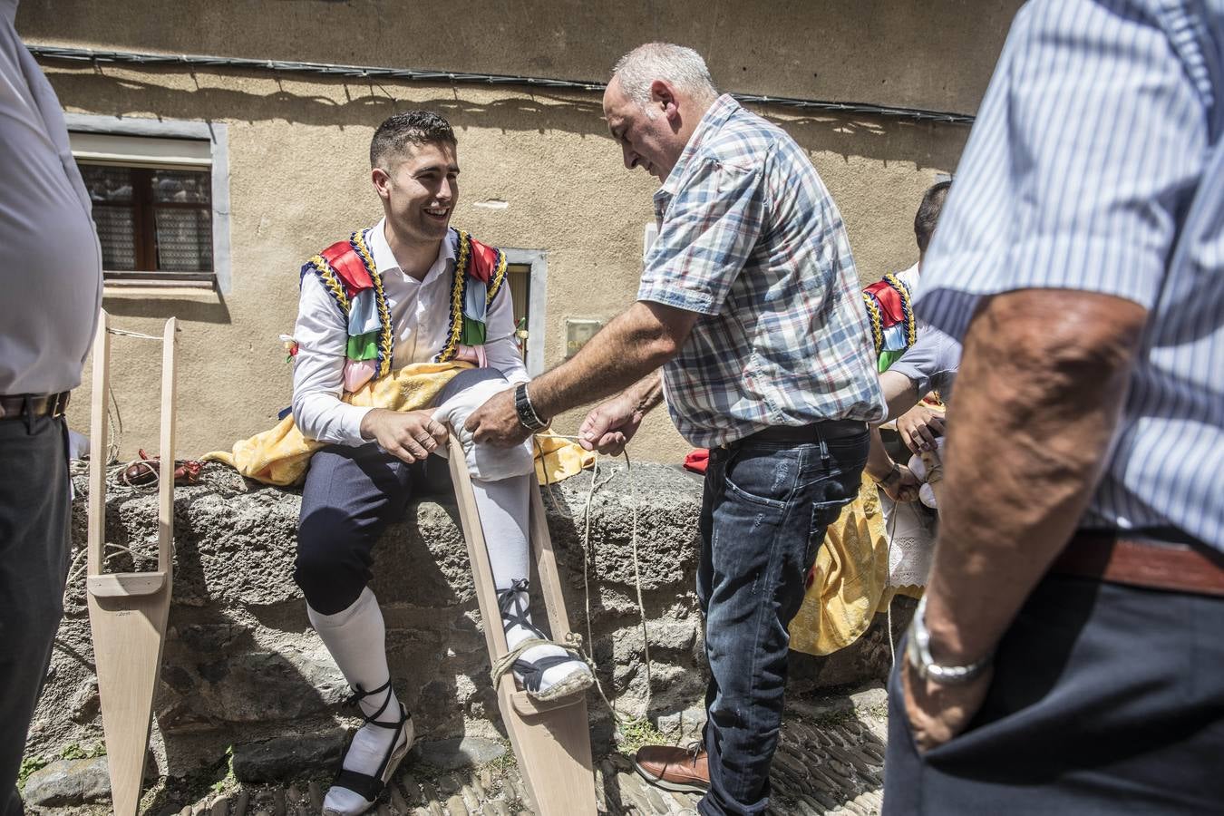 Fotos: Los danzadores de Anguiano descienden por la cuesta