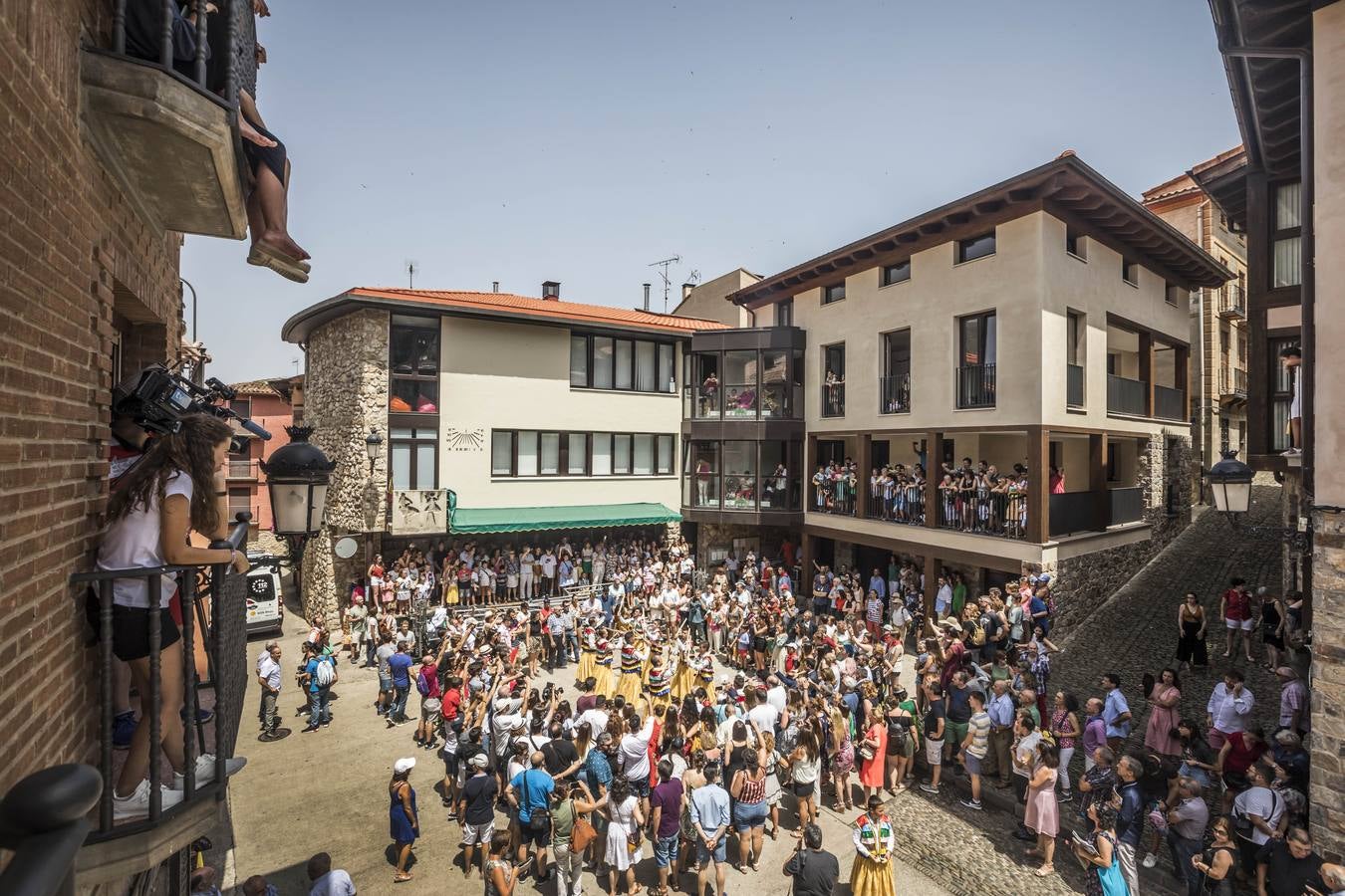 Fotos: Los danzadores de Anguiano descienden por la cuesta
