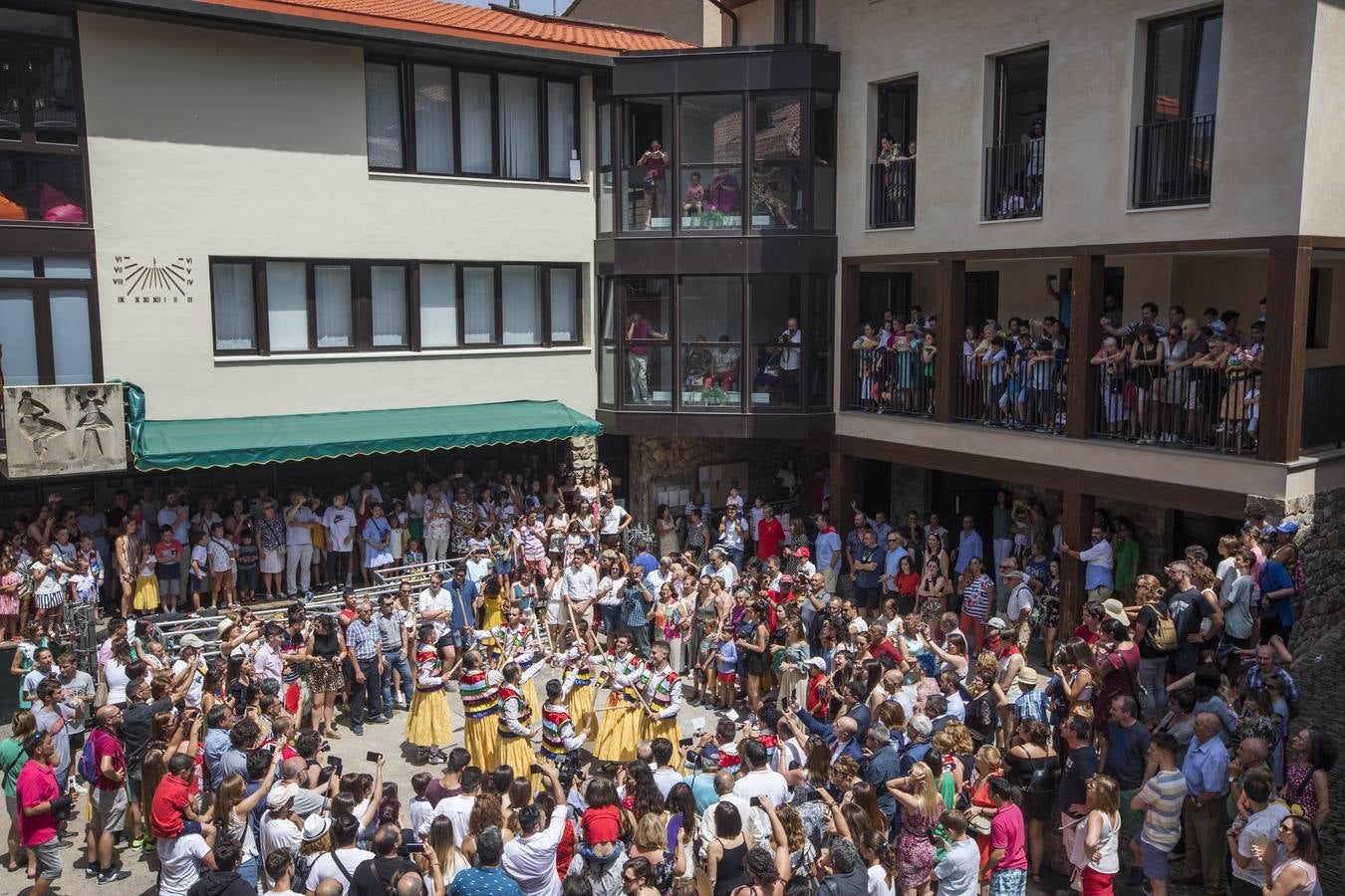 Fotos: Los danzadores de Anguiano descienden por la cuesta