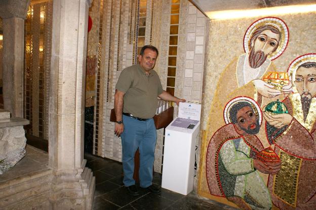 Francisco Suárez, junto al cepillo electrónico situado en la cripta del Santo. 