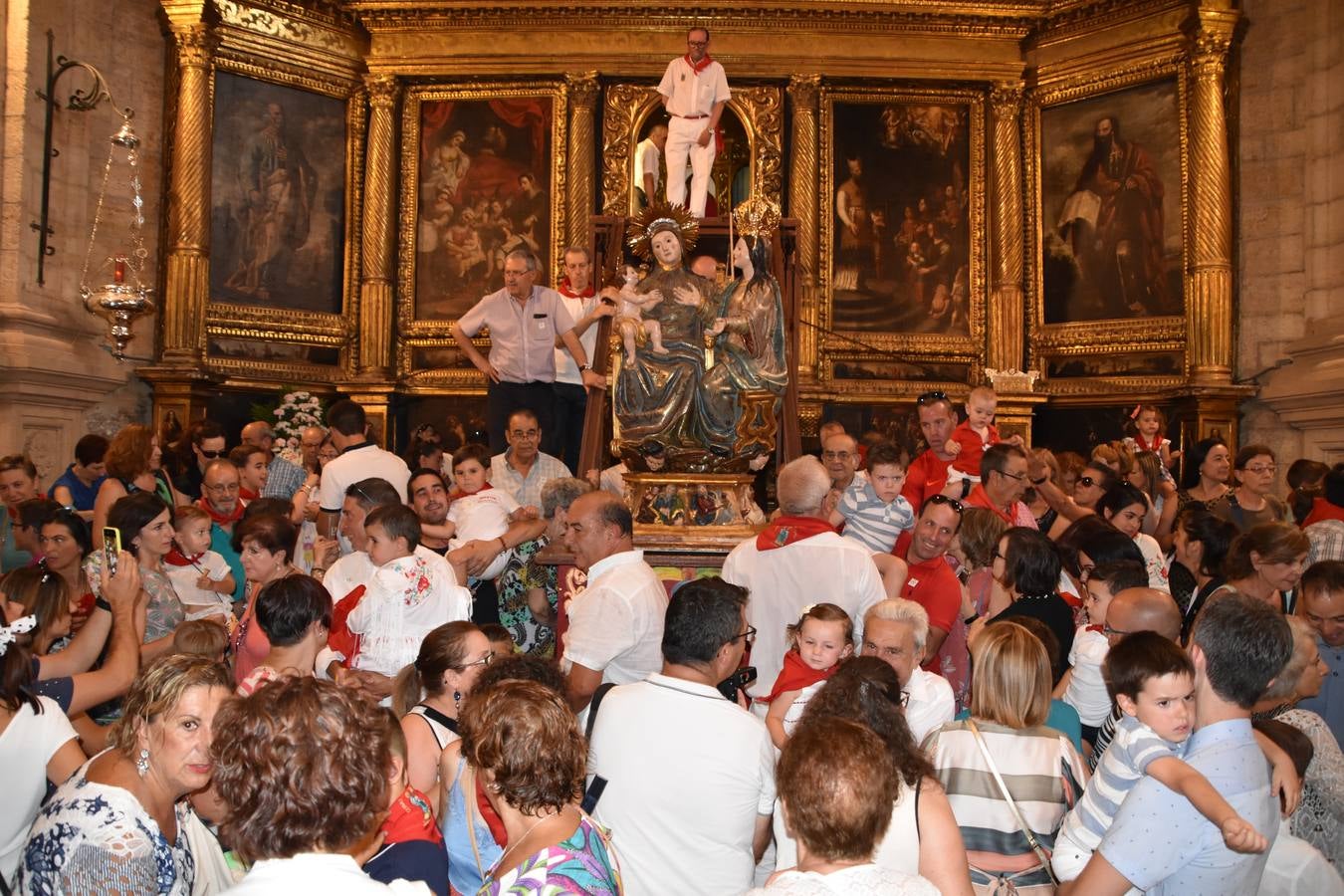 Fotos: Bajada de Santa Ana en las fiestas de Cervera