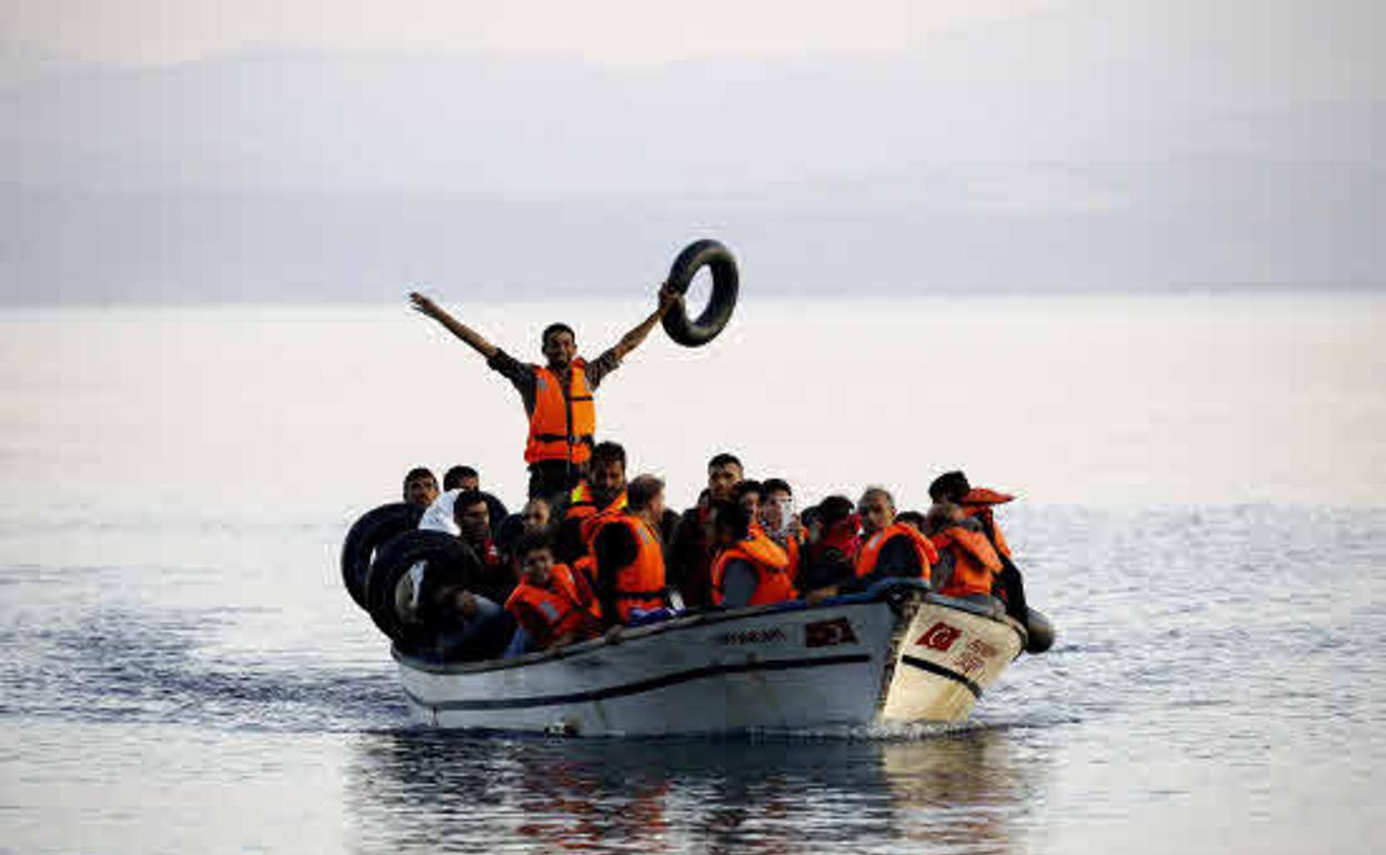 Una barca de migrantes sirios frente a la costa de Lesbos 