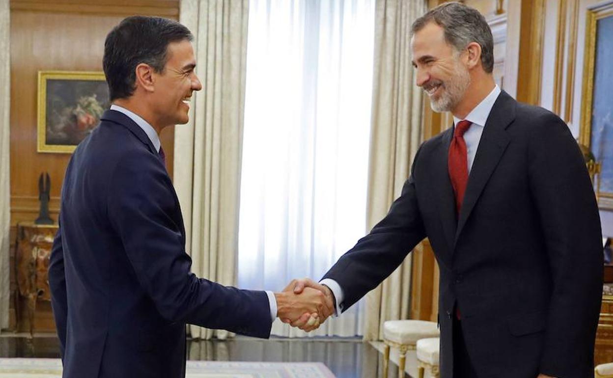 Pedro Sánchez saluda a Felipe VI. 