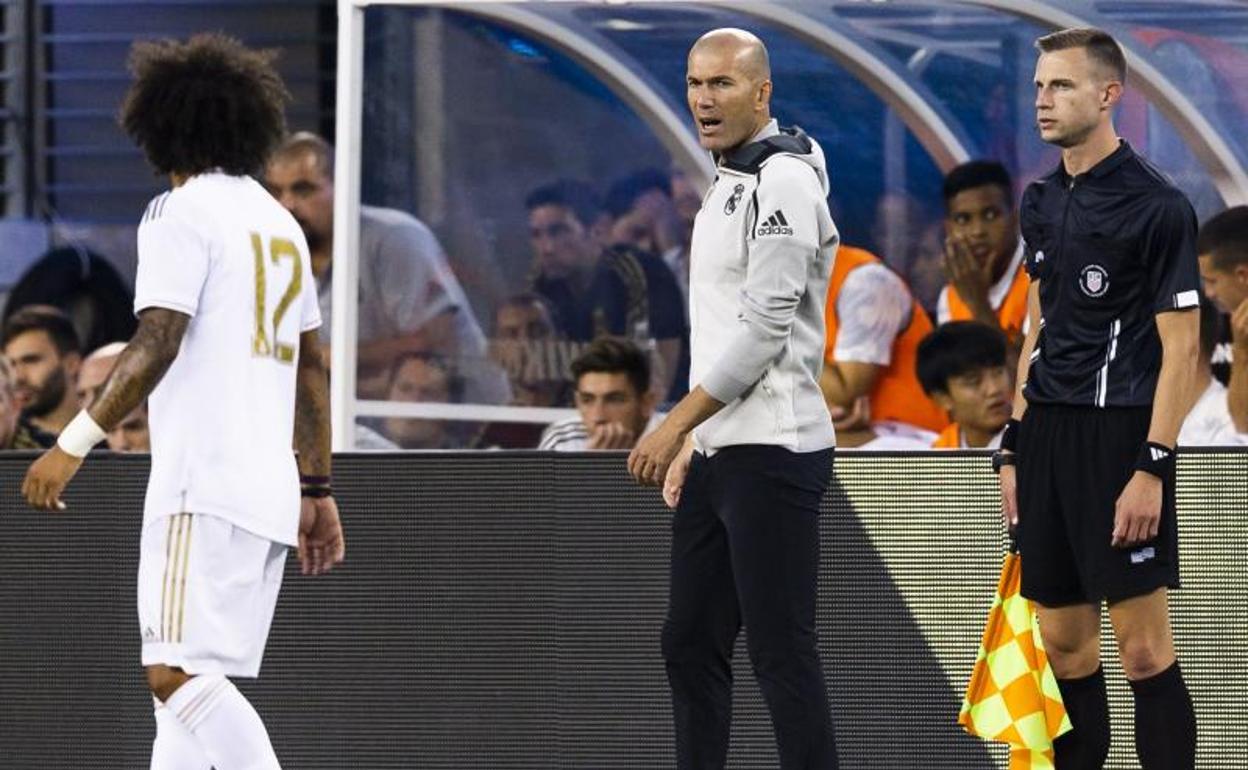 Zidane da indicaciones a Marcelo durante el partido ante el Atlético. 
