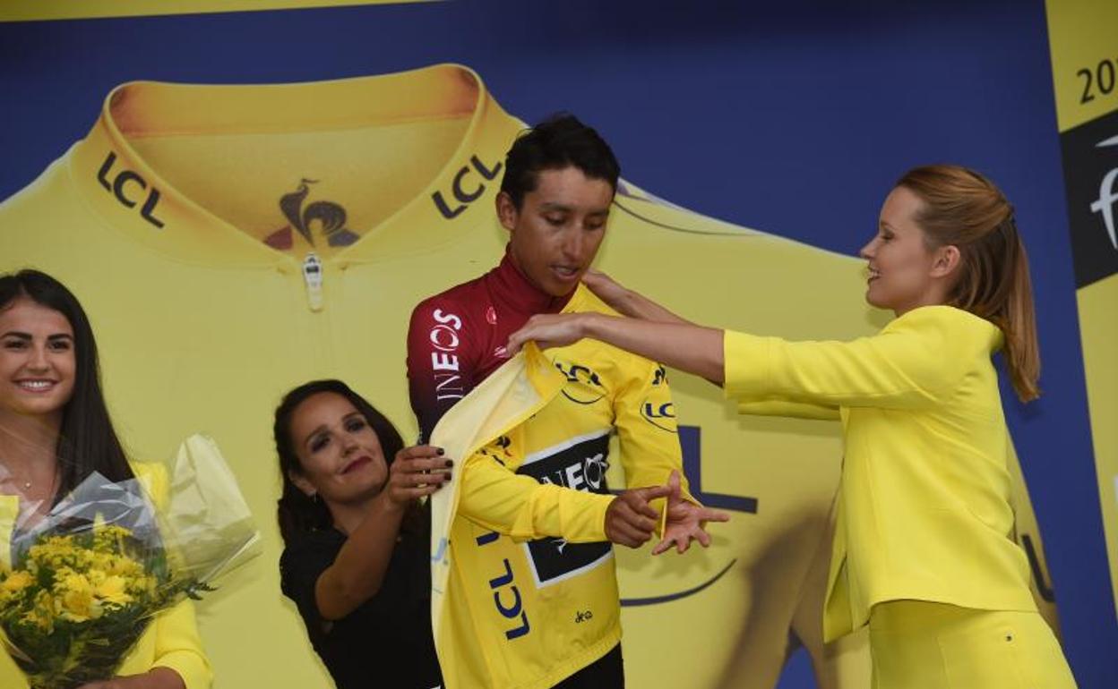 Egan Bernal, tras enfundarse por primera vez el maillot amarillo. 