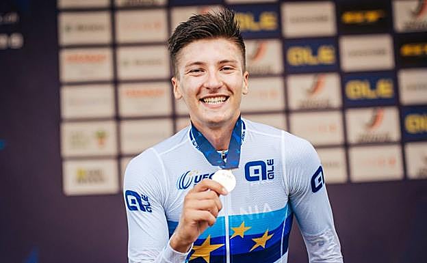 El ciclista afincado en Entrena celebra la victoria. 