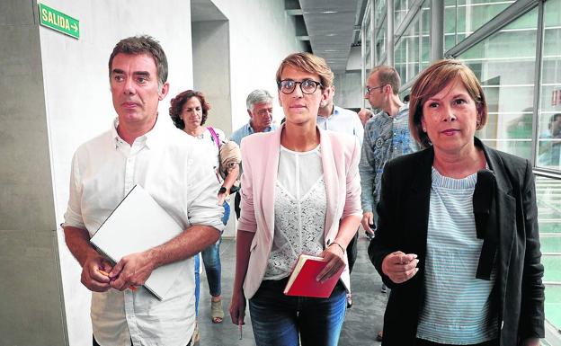 Acuerdo entre la izquierda navarra y el nacionalismo vasco. María Chivite (en el centro de la imagen, entre la nacionalista Uxúe Barkos y el dirigente de Podemos Eduardo Santos) recuperará para el PSOE el Gobierno foral a pesar de que su lista tuvo 8 escaños menos que Navarra Suma. 