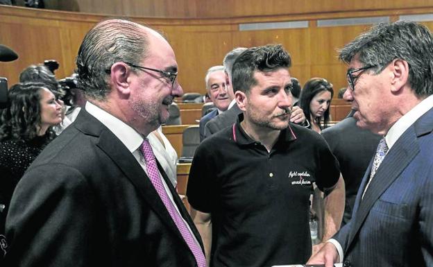 Aragón: el PSOE y cuatro grupos más. La formación de Gobierno en Aragón exigió del socialista Javier Lambán malabarismos para sumar a su grupo (el más numeroso del Legislativo aragonés) cuatro formaciones más. Regionalistas (CHA y PAR) garantizan la mayoría con Podemos e IU. 