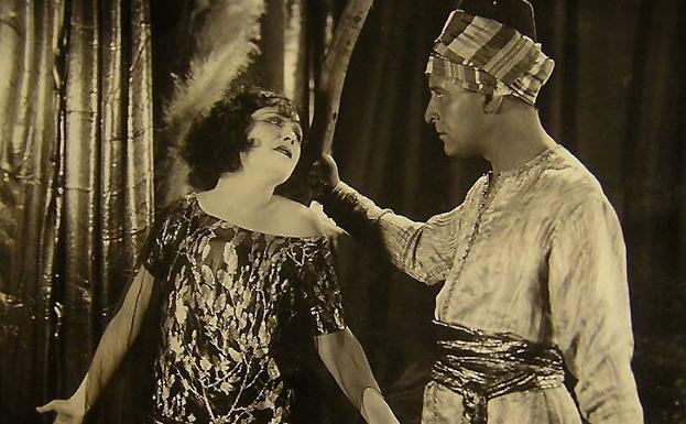 Pola Negri y Conway Tearle in 'Bella Donna'.