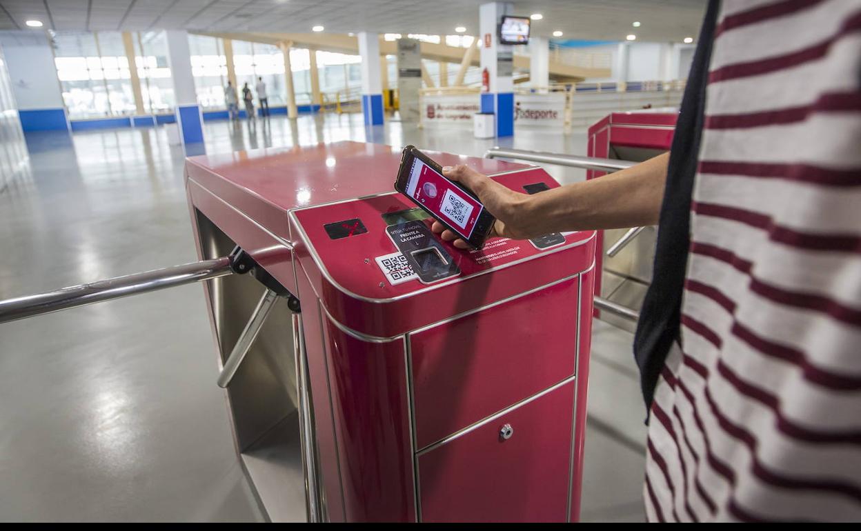 Entrada al polideportivo de Lobete, que estará cerrado en agosto. 