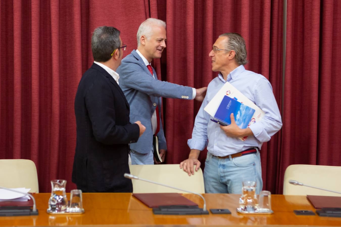 Fotos: Los gestos, los saludos las conversaciones en el Pleno del Ayuntamiento de Logroño