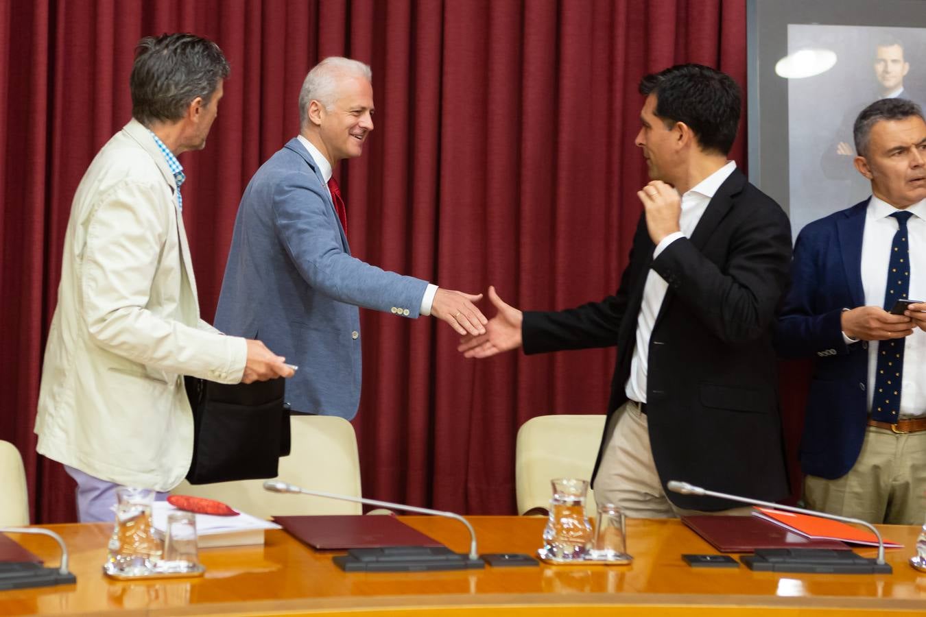 Fotos: Los gestos, los saludos las conversaciones en el Pleno del Ayuntamiento de Logroño