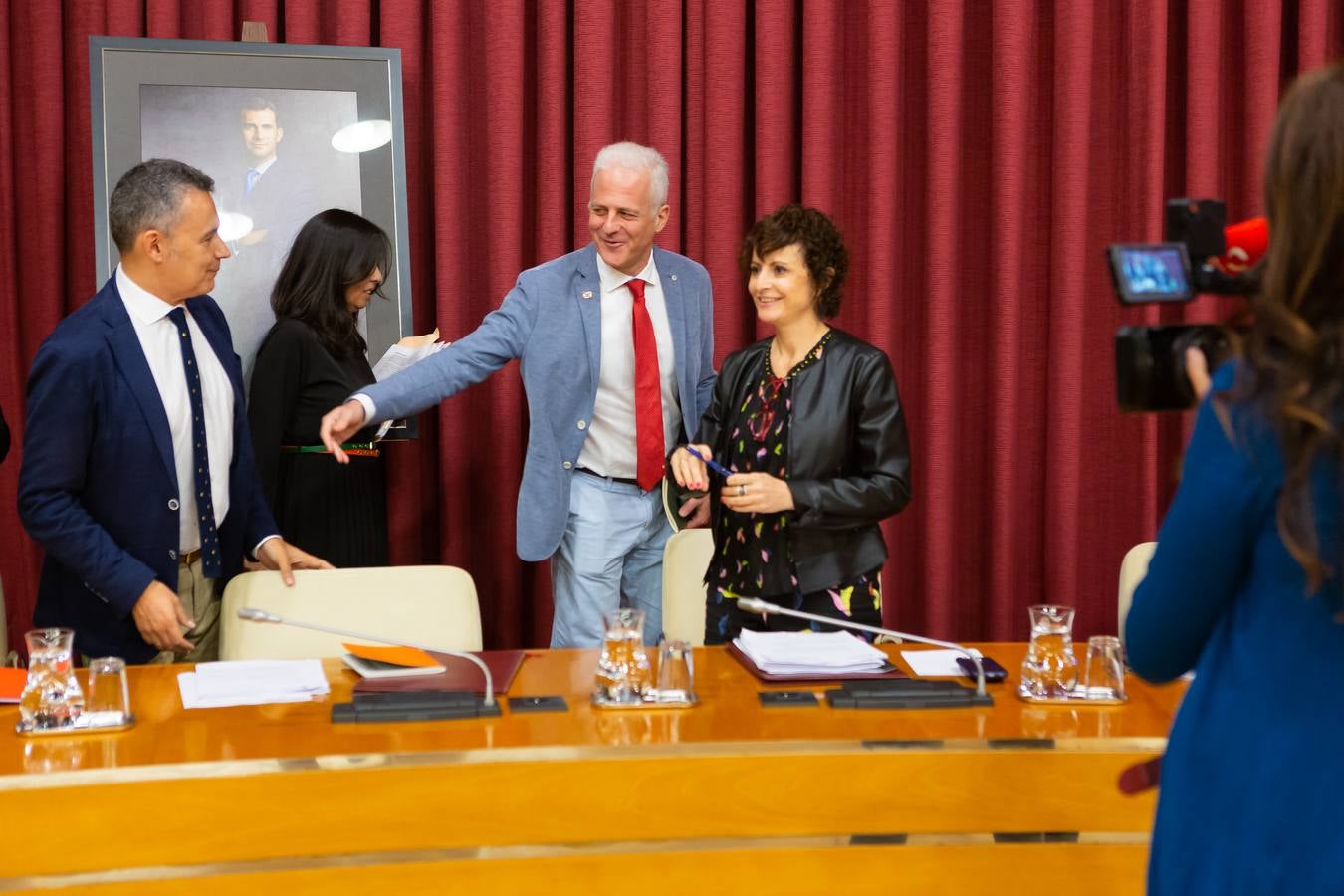 Fotos: Los gestos, los saludos las conversaciones en el Pleno del Ayuntamiento de Logroño