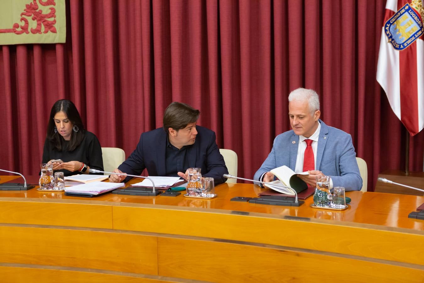 Fotos: Los gestos, los saludos las conversaciones en el Pleno del Ayuntamiento de Logroño