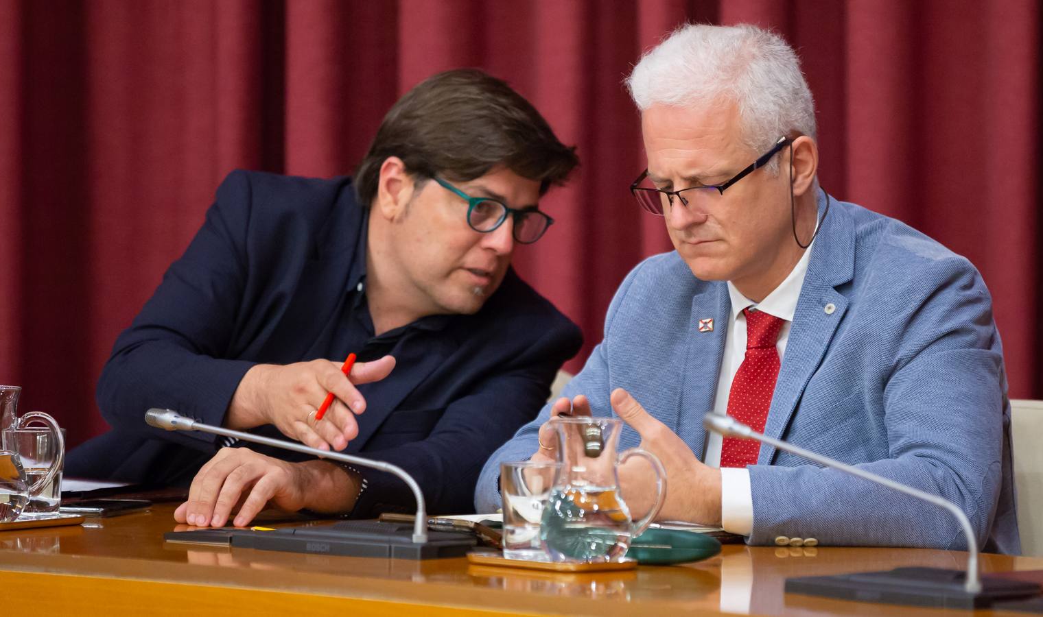 Fotos: Los gestos, los saludos las conversaciones en el Pleno del Ayuntamiento de Logroño