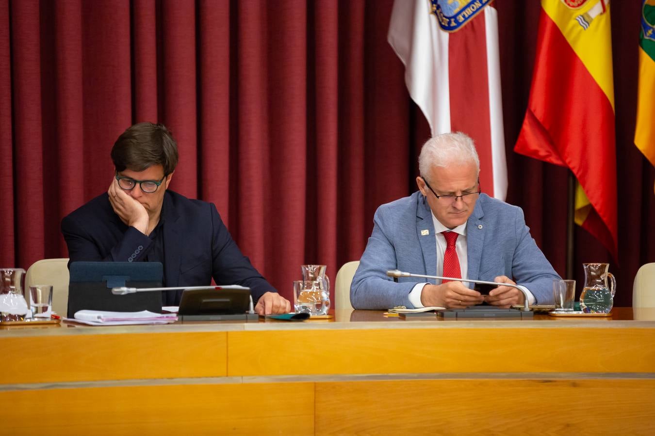 Fotos: Los gestos, los saludos las conversaciones en el Pleno del Ayuntamiento de Logroño