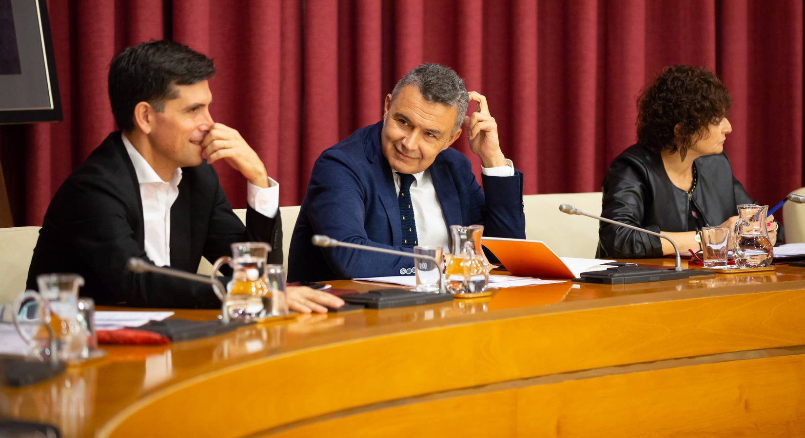 Fotos: Los gestos, los saludos las conversaciones en el Pleno del Ayuntamiento de Logroño