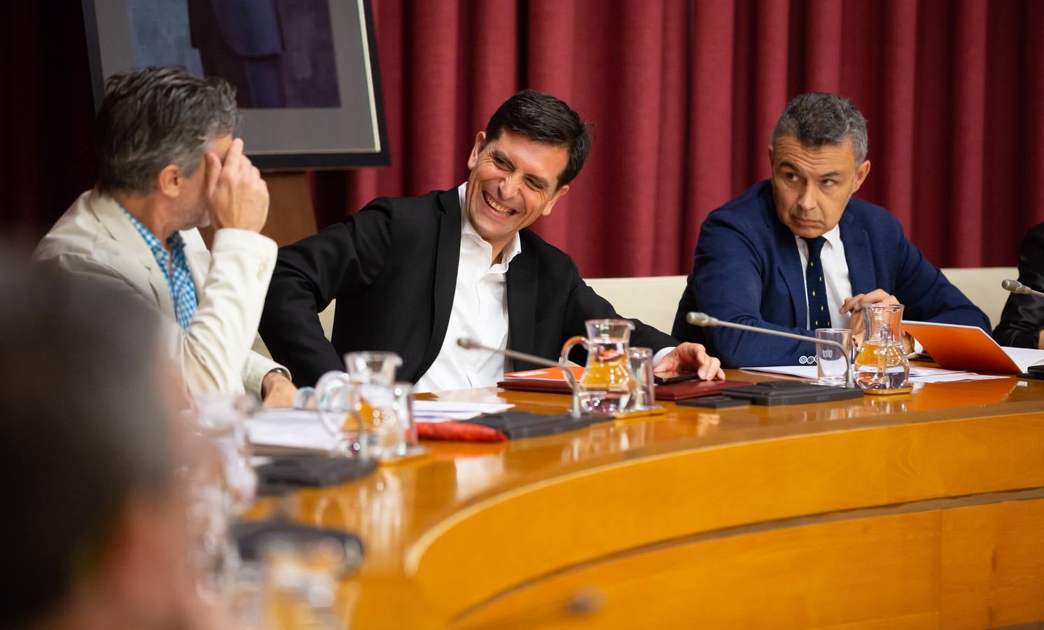 Fotos: Los gestos, los saludos las conversaciones en el Pleno del Ayuntamiento de Logroño